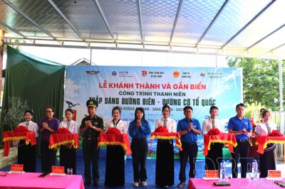 Khánh thành Công trình thanh niên 'Thắp sáng đường biên - Đường cờ Tổ quốc' tại bản Na Khưa