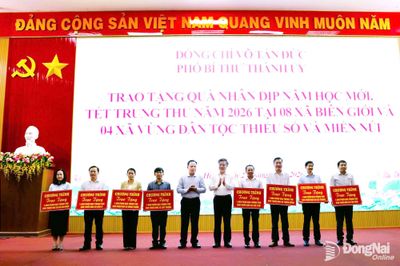 Phó Bí thư Thành ủy Võ Tấn Đức tặng quà trẻ em vùng biên giới