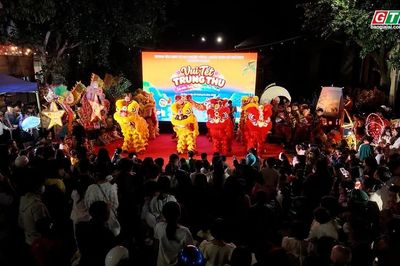 Đêm hội “Sắc màu Trung thu – Lung linh Phố núi”