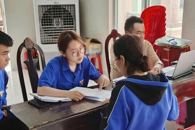Đoàn phường Cam Ranh hỗ trợ người dân kê khai đăng ký đất đai