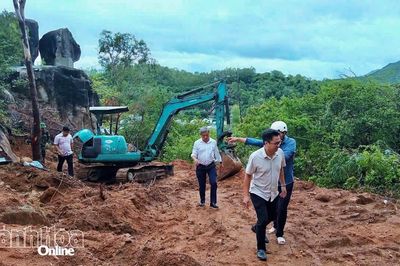Lãnh đạo phường Tây Nha Trang kiểm tra các điểm xung yếu trên địa bàn