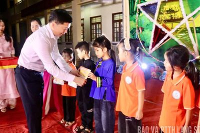 Lãnh đạo UBND tỉnh thăm, tặng quà nhân dịp Tết Trung thu tại trường Tiểu học Thạch Đạn, xã Cao Lộc