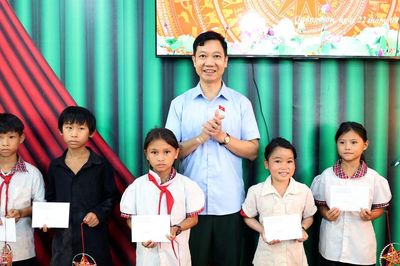 Đoàn ĐBQH tỉnh Lâm Đồng trao quà trung thu cho học sinh vùng khó khăn