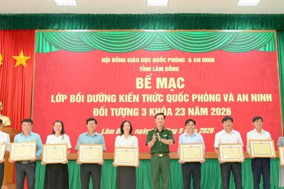 Lâm Đồng bế giảng lớp bồi dưỡng kiến thức quốc phòng và an ninh đối tượng 3, khóa 23