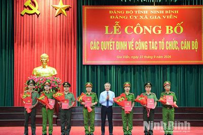 Đảng ủy xã Gia Viễn công bố các quyết định về công tác tổ chức và cán bộ