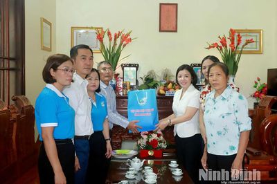 Hội LHPN tỉnh thăm, tặng quà tri ân gia đình thân nhân Mười nữ liệt sĩ dân quân pháo phòng không Lam Hạ