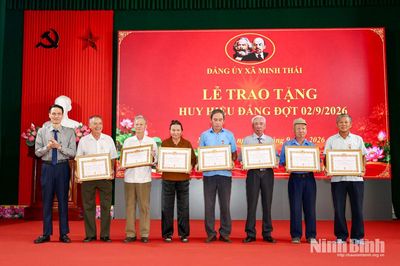 Đảng ủy xã Minh Thái trao Huy hiệu Đảng đợt 2/9 và triển khai nhiệm vụ quý IV/2026