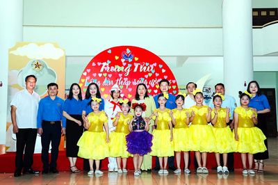 Đồng chí Phó Bí thư Tỉnh ủy, Chủ tịch Ủy ban MTTQ Việt Nam tỉnh Đinh Thị Lụa dự chương trình “Trung thu cho em - Lồng đèn thắp sáng ước mơ” năm 2026