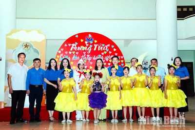Đồng chí Phó Bí thư Tỉnh ủy, Chủ tịch Ủy ban MTTQ Việt Nam tỉnh Đinh Thị Lụa dự chương trình “Trung thu cho em - Lồng đèn thắp sáng ước mơ” năm 2026