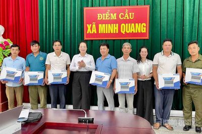 Minh Quang bàn giao 17 máy tính xách tay phục vụ chuyển đổi số tại cơ sở