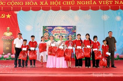 Trao quà Trung thu yêu thương tại Hòa An