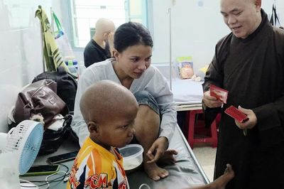 Tặng quà trung thu đến các bệnh nhi tại Bệnh viện Nhi đồng II (TP.HCM)