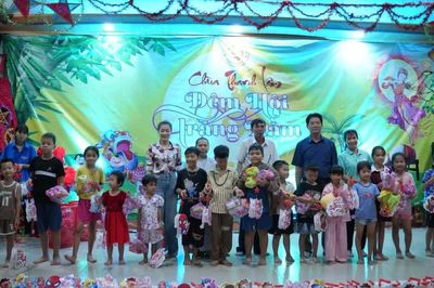 Chùa Thanh Lâm tổ chức Tết Trung thu và tặng 500 phần quà cho thiếu nhi người đồng bào dân tộc