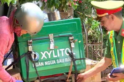 Công an xã tuyên truyền quy định an toàn giao thông cho chủ xe, người giao hàng ở Lâm Đồng