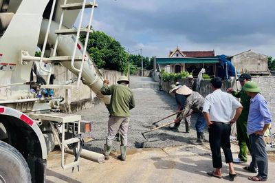 Hà Tĩnh: 15 hộ dân đồng lòng góp sức làm mới đường giao thông