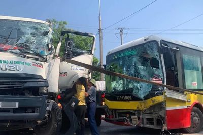 Hà Nội: Xe buýt tông xe chở rác ở Trung Giã, một tài xế mắc kẹt trong cabin