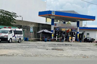 TP.HCM: Người đàn ông vào cây xăng trú mưa, tử vong trong đêm
