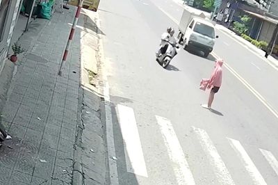 Khoảnh khắc xe máy lao nhanh, tông văng người đi bộ qua đường