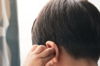 Bé trai 7 tuổi suýt điếc vĩnh viễn vì triệu chứng sốt, ngạt mũi