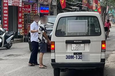 Cảnh sát soi camera, tạm giữ người đàn ông đập vỡ gương xe tải