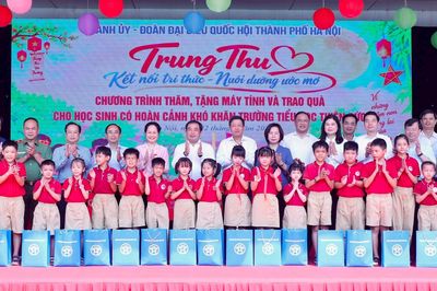 Bí thư Thành ủy Hà Nội tặng quà cho học sinh có hoàn cảnh khó khăn