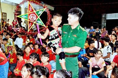 Ấm áp 'Đêm hội trăng rằm' ở vùng biên giới Bản Lầu
