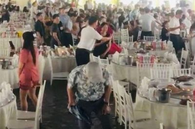 Nước ngập sâu sau 6 giờ mưa lớn, thế nhưng cảnh tượng bên trong đám cưới đặc biệt này lại khiến nhiều người xúc động