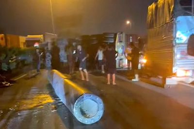 Rơi cột bê tông khiến 3 ô tô tông liên hoàn, quốc lộ 5 ùn tắc kéo dài trong đêm