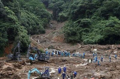 Bão Dujuan trút mưa kỷ lục xuống Nhật Bản, 10 người chết và mất tích