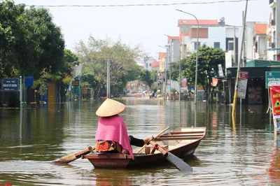 Hà Nội: Trời nắng gắt, nhiều khu dân cư ven sông Bùi vẫn ngập sâu nửa mét, giao thông đình trệ