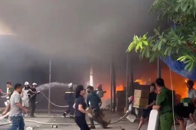 Hà Nội: Ngọn lửa bao trùm dãy nhà kho ven sông Hồng, lực lượng chức năng cấp tập chữa cháy