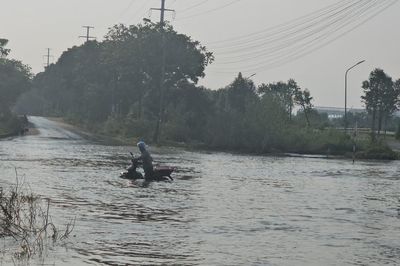 Cận cảnh đường gom Đại lộ Thăng Long ngập sâu gần 1m, xe đi qua chết máy