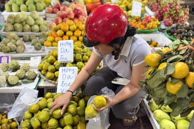 Hồng da tre có gì đặc biệt mà giá gần 200.000 đồng/kg vẫn được chị em thi nhau 'săn đón'?