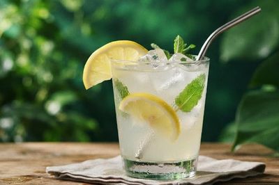 Uống nước chanh ban ngày có làm sạm da không?