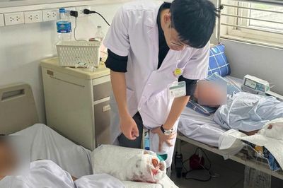 Nam shipper bị thang máy nghiền nát bàn tay, 7 giờ phẫu thật bảo tồn ngón tay