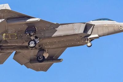 Tiêm kích F-22 Raptor Mỹ xuất hiện với cấu hình 'thợ săn tàng hình'