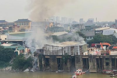 Cháy kho hàng gần cầu Vĩnh Tuy, Cảnh sát PCCC hút nước sông Hồng dập lửa