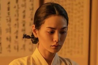 Mỹ nhân đẹp nhất thế giới phải xin lỗi vì tiêm môi trước khi đóng phim cổ trang