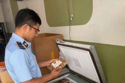 Tạm giữ 240 kg nguyên liệu làm bánh Trung thu không rõ nguồn gốc, quá hạn sử dụng tại phường Chương Mỹ