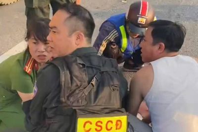 Nữ cảnh sát cứu bé trai 4 tuổi gặp nạn trên đường