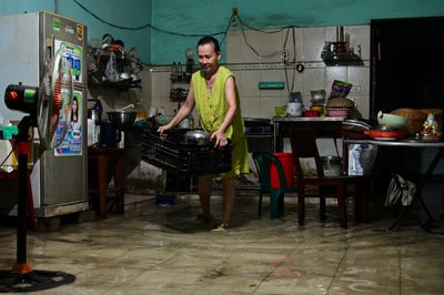 Hẻm ở TP.HCM ngập sâu, nước tràn vào nhà dân