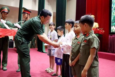 Mang niềm vui Trung thu đến con em cán bộ, chiến sĩ Lai Châu