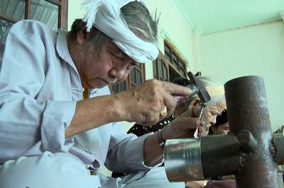Giữ nghề chạm bạc, giữ nét văn hóa Chăm