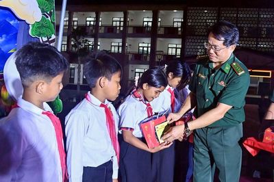 Vui hội trăng rằm cho trẻ em ở xã biên giới A Lưới 4