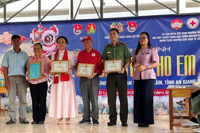 Trao 300 phần quà Trung thu cho học sinh Khmer có hoàn cảnh khó khăn