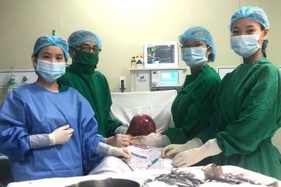 Bệnh viện Quân y 121 phẫu thuật thành công khối u xơ tử cung khoảng 4,5kg