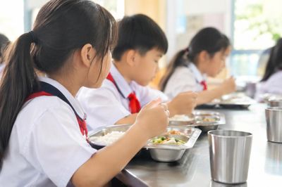 Đề xuất miễn thuế cho đơn vị cung cấp suất ăn trường học: Giá bữa ăn có giảm?