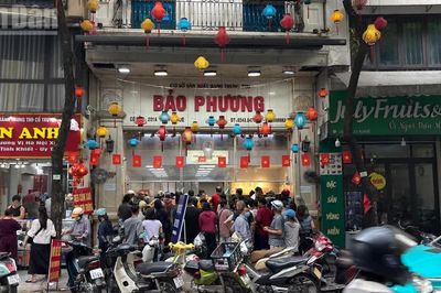 [Ảnh] Hàng dài người dân chờ mua bánh Trung thu truyền thống trên phố Thụy Khuê, Hà Nội