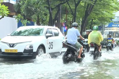 [Video] TP Hồ Chí Minh tiếp tục mưa lớn, đề phòng lốc, sét và ngập úng