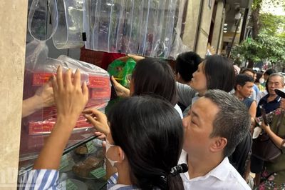 Bánh Trung thu truyền thống 'đắt khách', bánh hiện đại chờ người mua